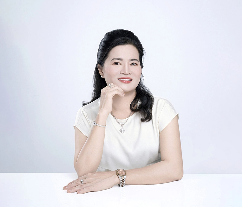 Được con gái khuyên đi làm răng sứ, nữ khách hàng quyết định lên TP.HCM để thay đổi nụ cười